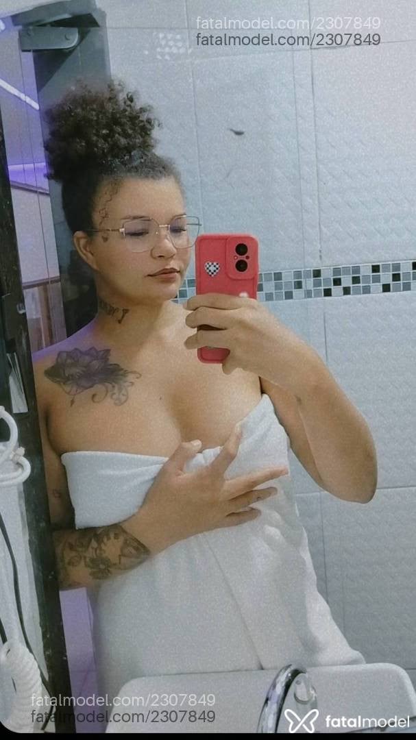 Acompanhante mulher com cabelo castanho de olhos pretos - Pricila Martins