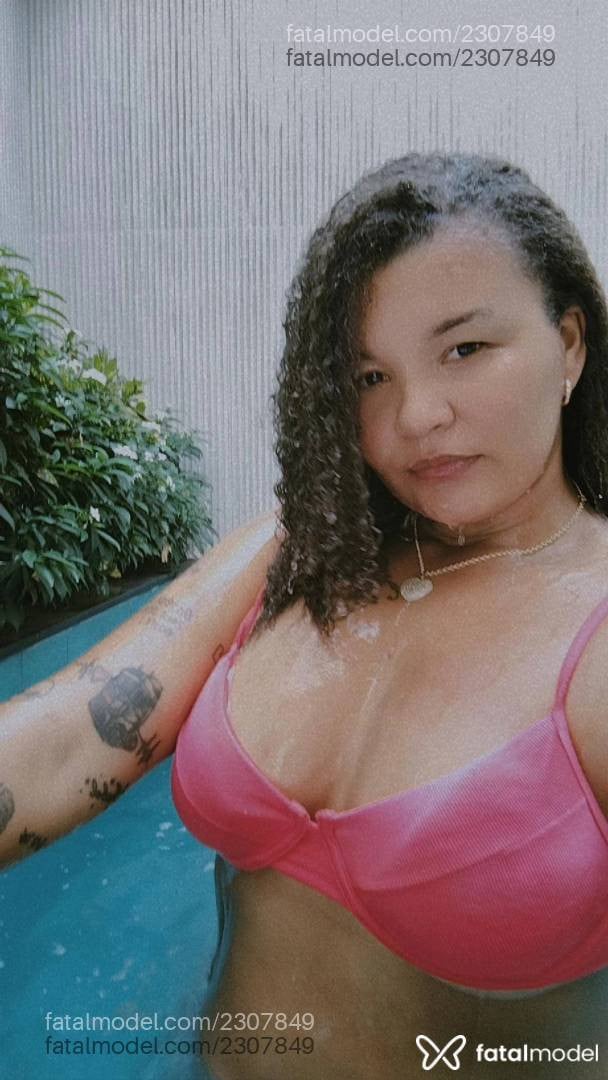 Acompanhante mulher com cabelo castanho de olhos pretos - Pricila Martins