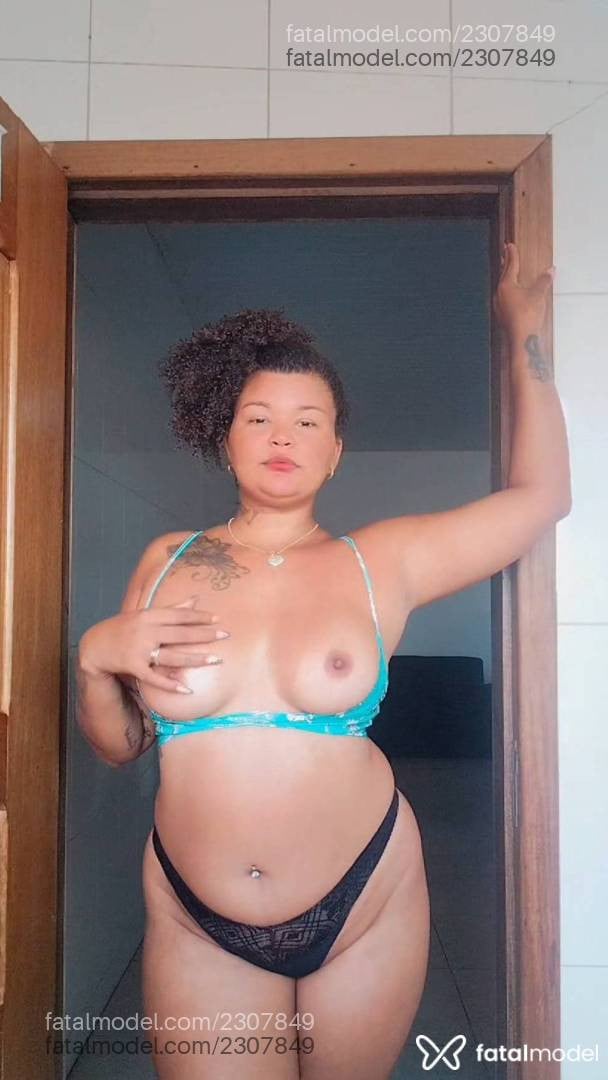 Acompanhante mulher com cabelo castanho de olhos pretos - Pricila Martins