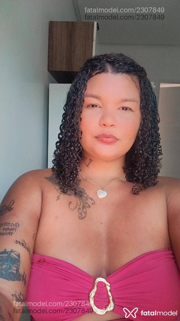 Acompanhante mulher com cabelo castanho de olhos pretos - Pricila Martins