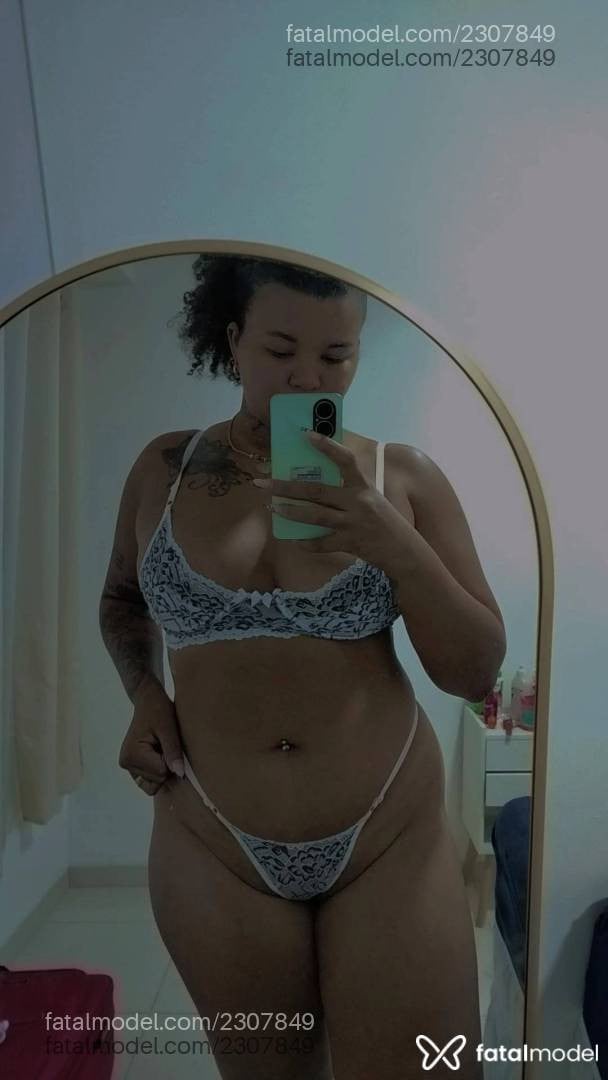 Acompanhante mulher com cabelo castanho de olhos pretos - Pricila Martins