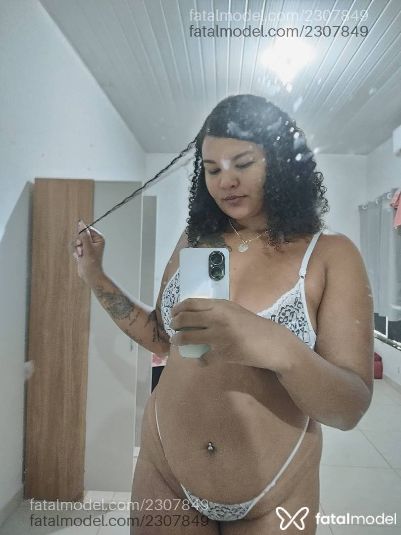 Acompanhante mulher com cabelo castanho de olhos pretos - Pricila Martins
