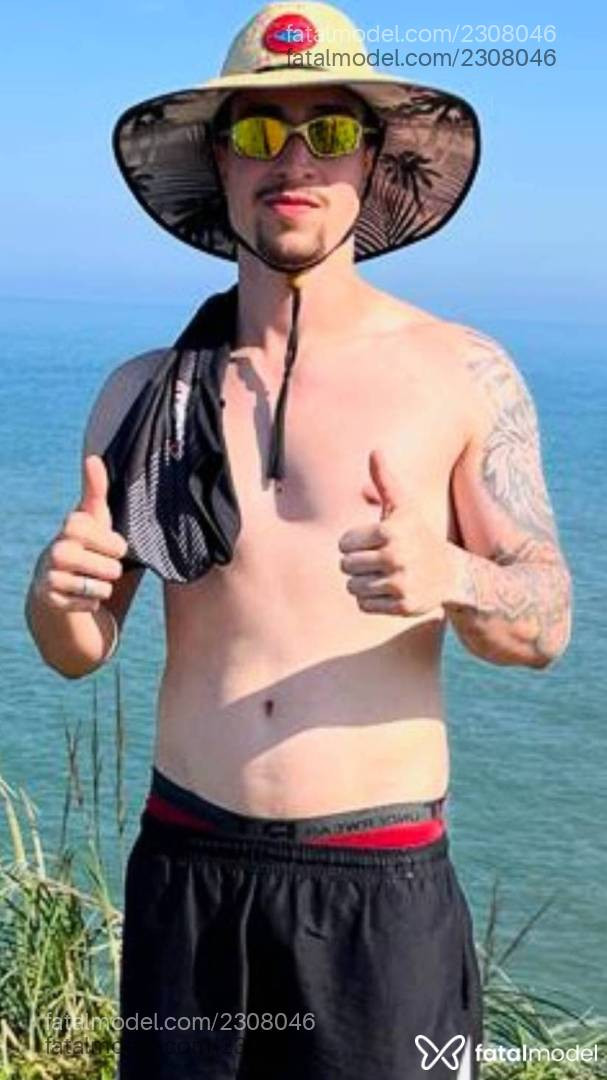 Acompanhante homem com cabelo castanho de olhos mel - Cristiano Acompanhante homem com cabelo castanho de olhos mel - Cristiano