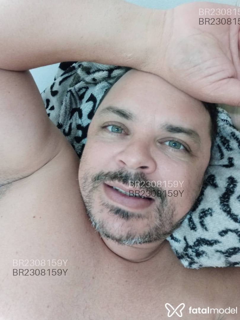 Acompanhante homem com cabelo grisalho de olhos verdes em Caruaru - Jonathan