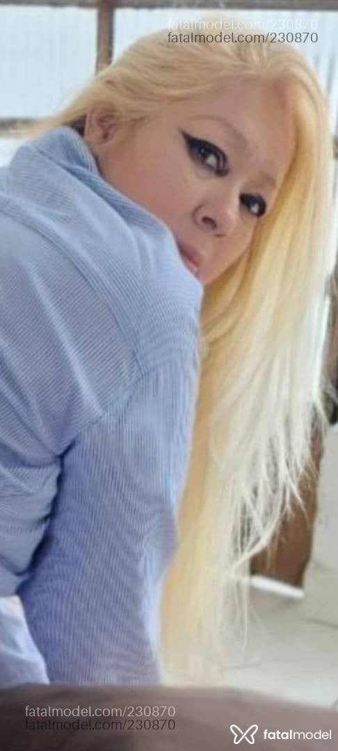 Acompanhante mulher loira (o) de olhos castanhos - Leona