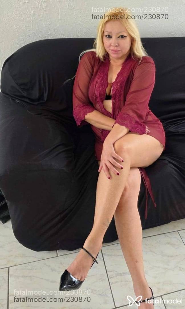 Acompanhante mulher loira (o) de olhos castanhos - Leona