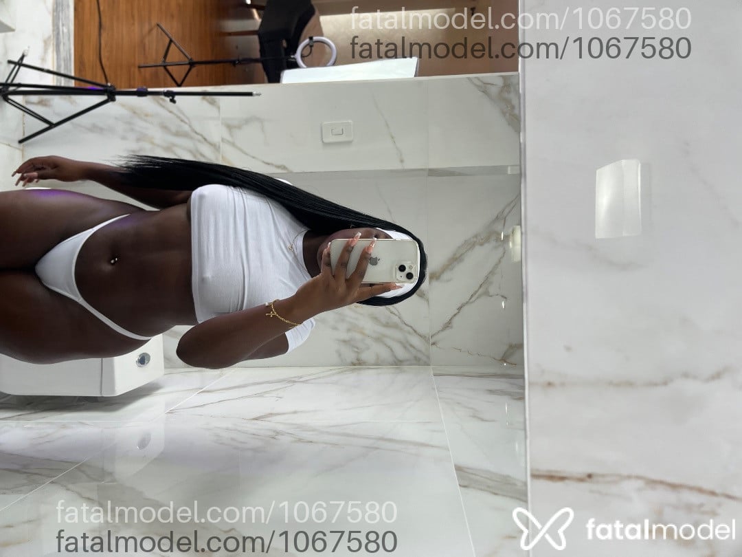 Acompanhante mulher morena (o) de olhos pretos em Virtual - Holly
