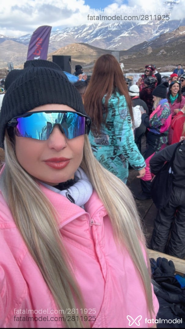 Acompanhante mulher loira (o) de olhos castanhos - Kiara Budnik
