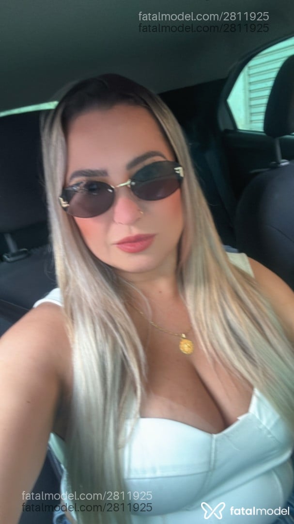 Acompanhante mulher loira (o) de olhos castanhos - Kiara Budnik