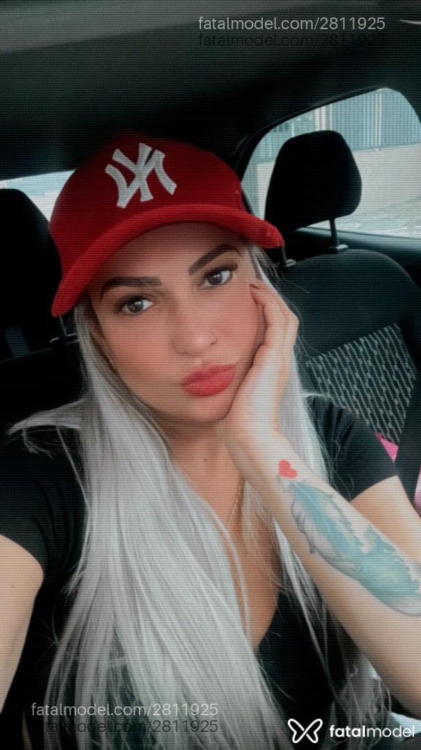 Acompanhante mulher loira (o) de olhos castanhos - Kiara Budnik