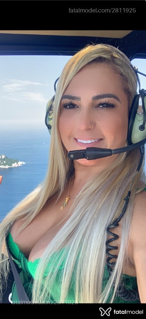 Acompanhante mulher loira (o) de olhos castanhos - Kiara Budnik