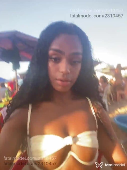 Acompanhante mulher trans com cabelo castanho de olhos castanhos em Salvador - Kyara