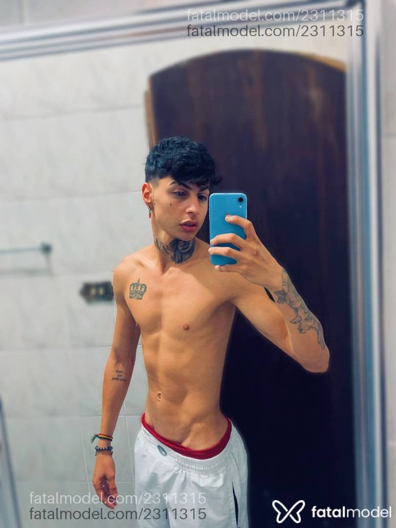 Acompanhante homem com cabelo castanho de olhos pretos - Pyetro Henrique