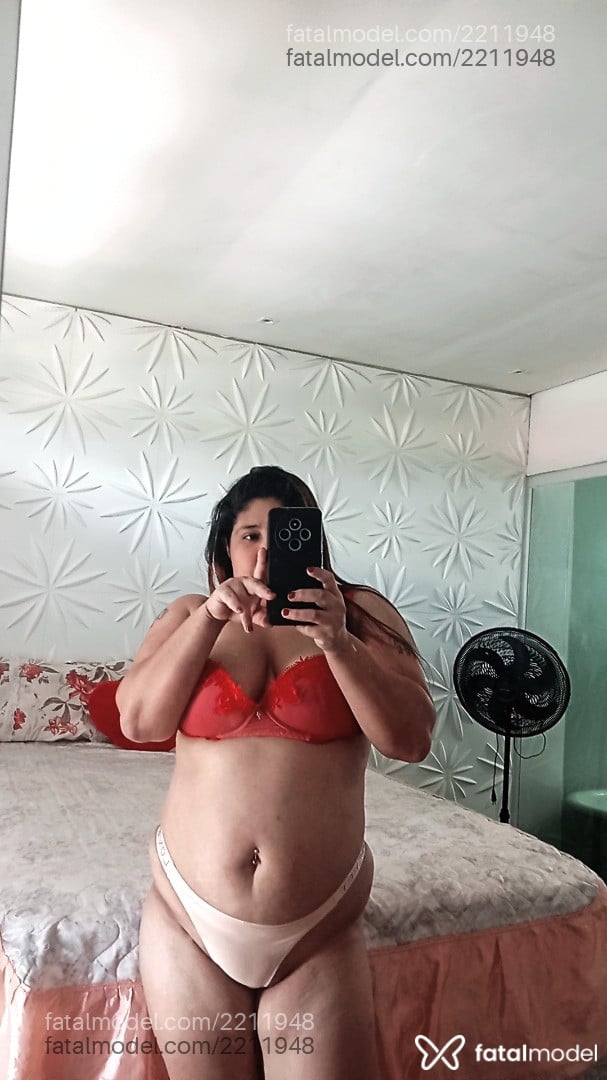 Acompanhante mulher com cabelo castanho de olhos castanhos - Kett Santos