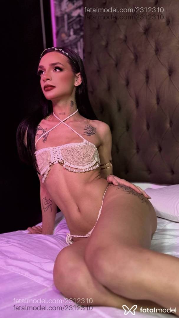 Acompanhante mulher trans morena (o) de olhos verdes - Vitória Genevive