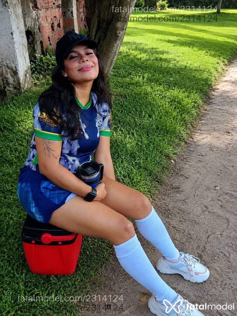 Acompanhante mulher com cabelo castanho de olhos castanhos - Afrodite