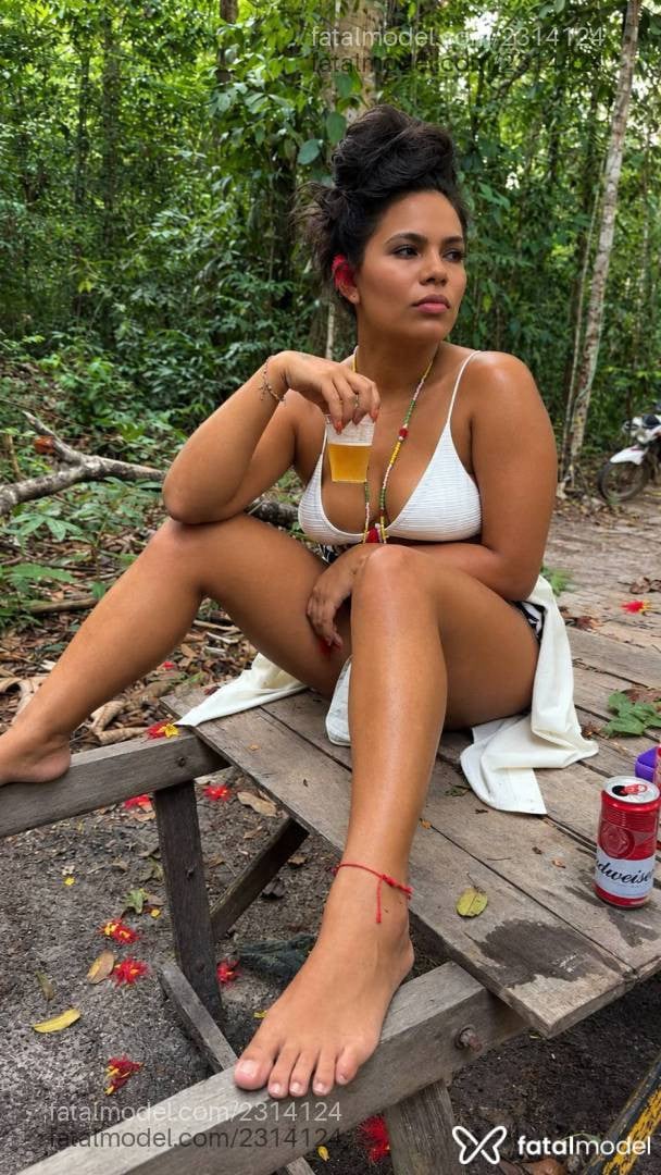 Acompanhante mulher com cabelo castanho de olhos castanhos - Afrodite