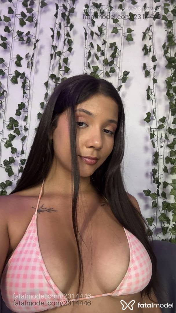 Acompanhante mulher com cabelo castanho de olhos castanhos em Virtual - Mia Hub