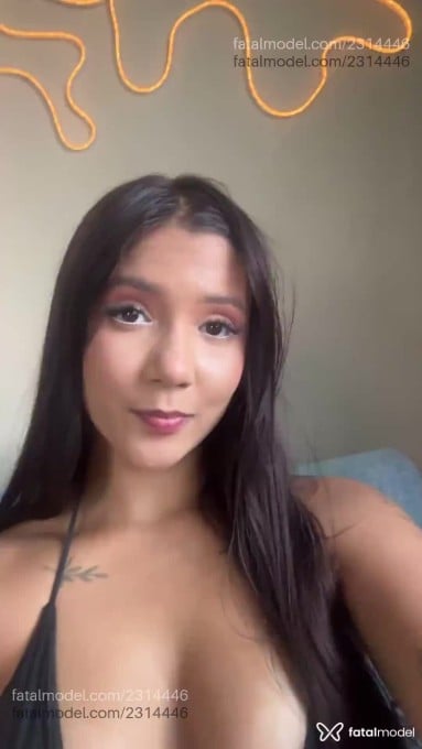 Acompanhante mulher com cabelo castanho de olhos castanhos em Virtual - Mia Hub