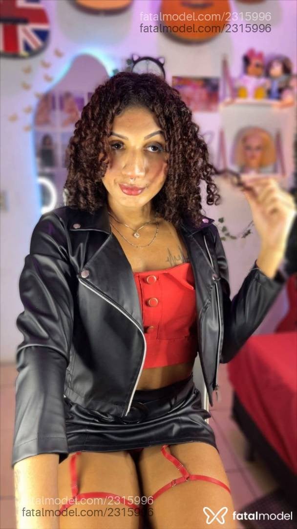 Acompanhante mulher trans ruiva (o) de olhos castanhos - Elowen