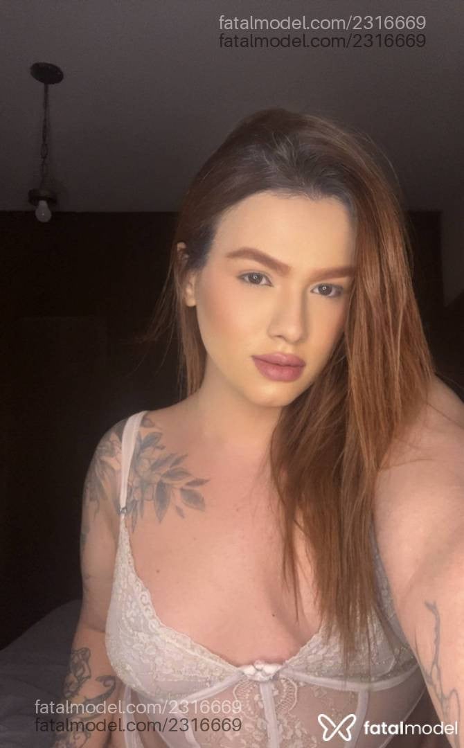 Acompanhante mulher trans ruiva (o) de olhos castanhos - Luisa Pinto