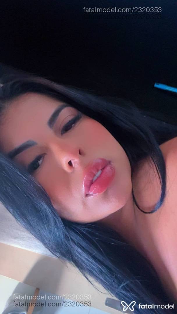 Acompanhante mulher com cabelo castanho de olhos pretos - Alice