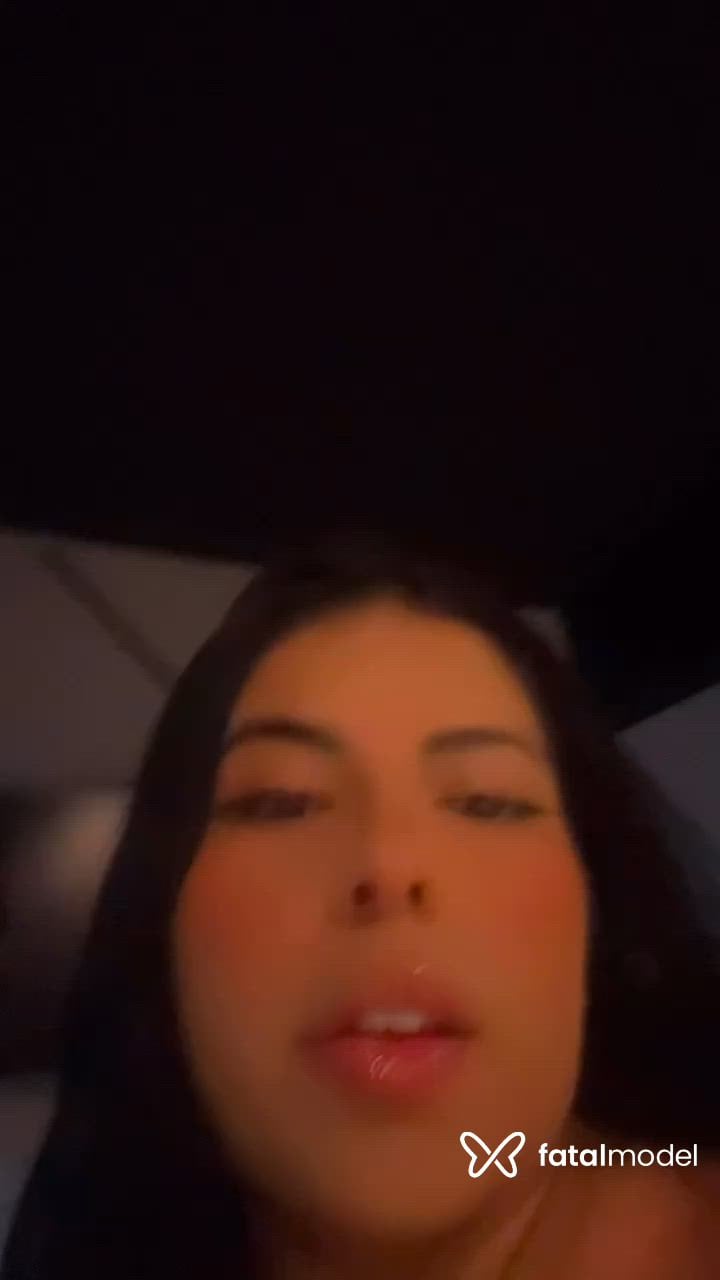 Acompanhante mulher com cabelo castanho de olhos pretos - Alice Acompanhante mulher com cabelo castanho de olhos pretos - Alice