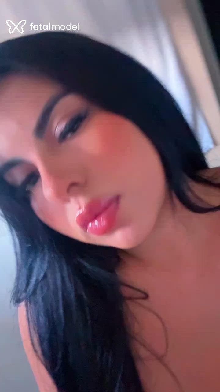 Acompanhante mulher com cabelo castanho de olhos pretos - Alice Acompanhante mulher com cabelo castanho de olhos pretos - Alice