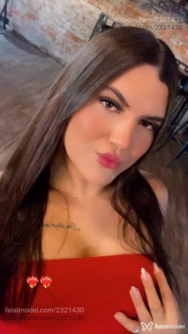 Acompanhante mulher trans com cabelo castanho de olhos mel em Brasília - Nayra