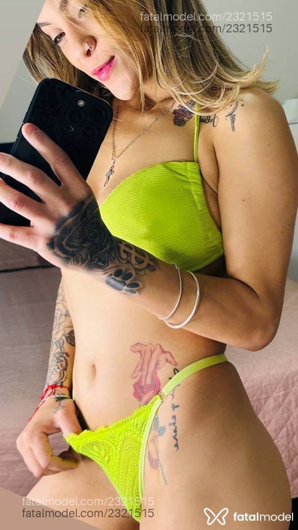 Acompanhante mulher loira (o) de olhos castanhos - Kim