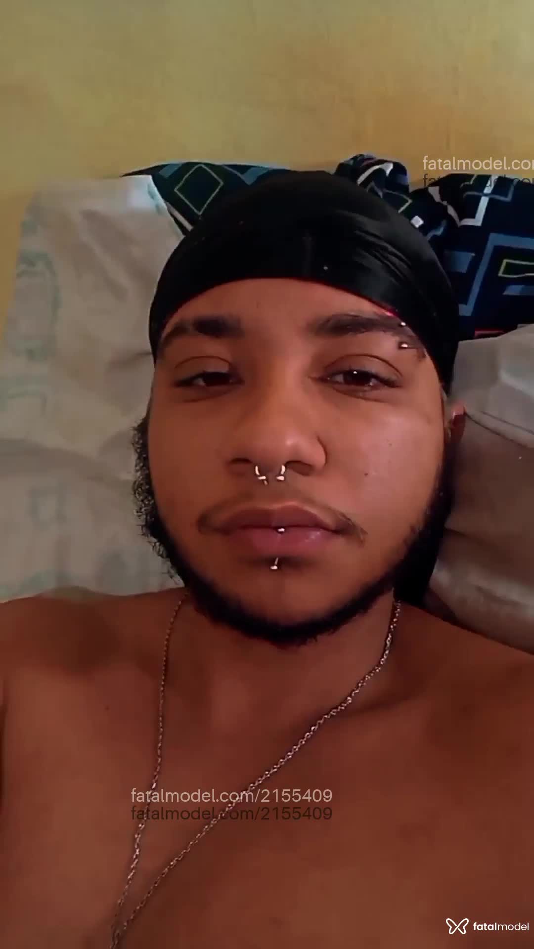 Acompanhante homem trans com cabelo colorido de olhos castanhos em Virtual - Kauã