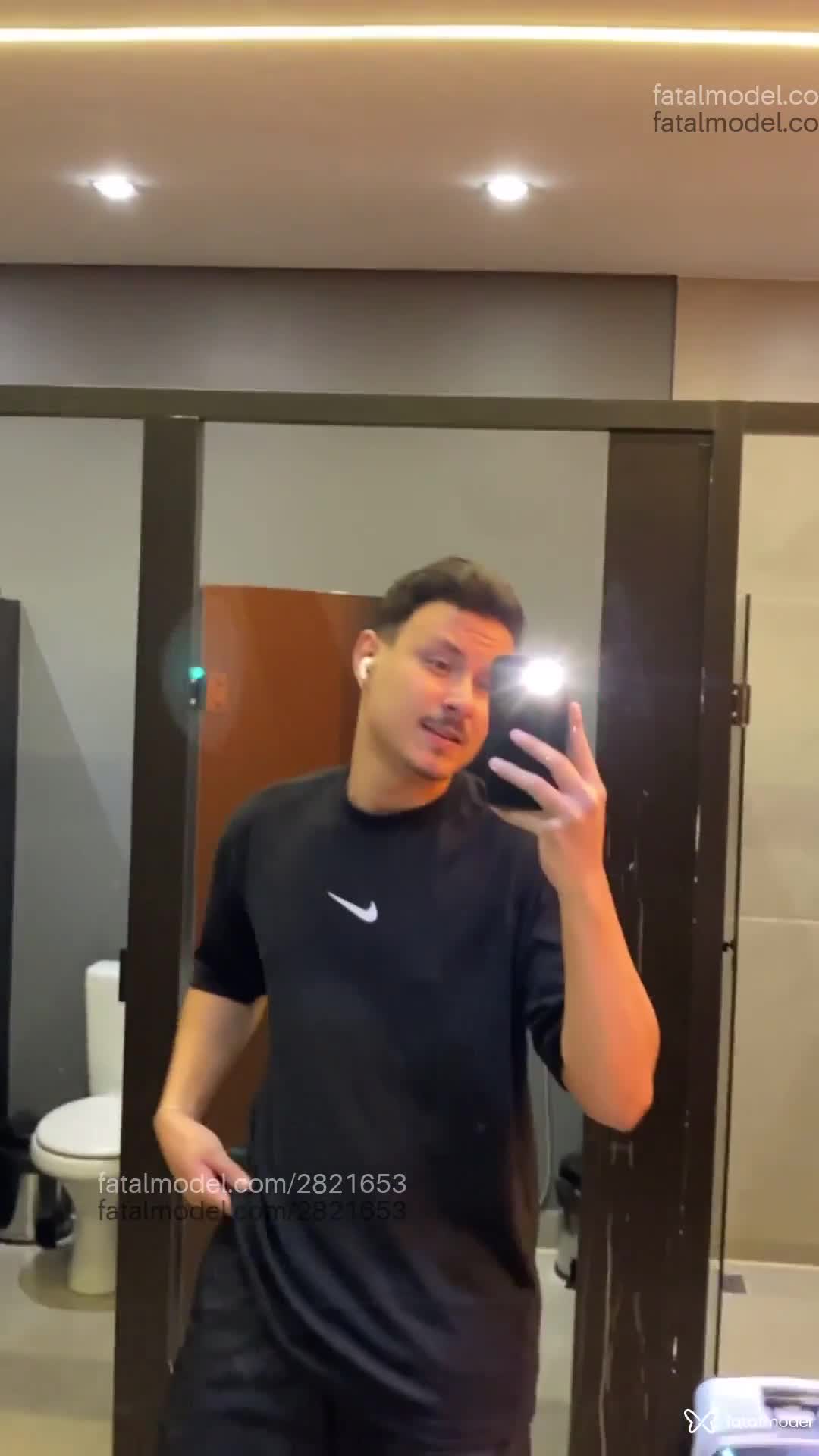 Acompanhante homem com cabelo castanho de olhos castanhos - Gabriel Acompanhante homem com cabelo castanho de olhos castanhos - Gabriel
