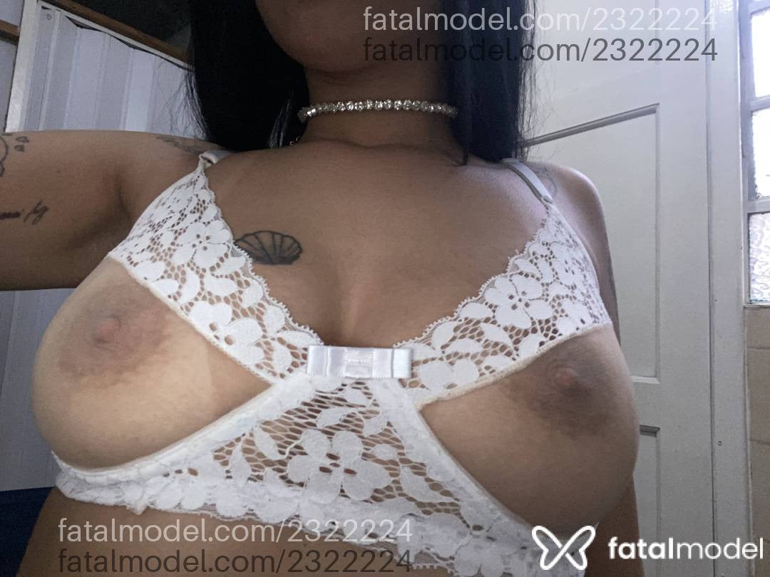 Acompanhante mulher morena (o) de olhos verdes - Mavie