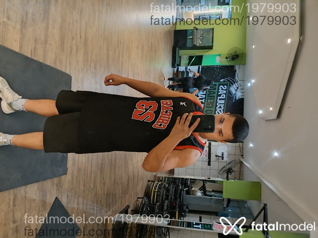Acompanhante homem com cabelo castanho de olhos pretos em Virtual Acompanhante homem com cabelo castanho de olhos pretos em Virtual - Hector