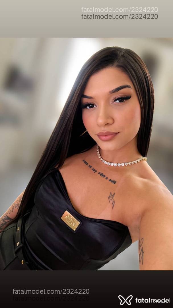 Acompanhante mulher com cabelo castanho de olhos castanhos - Lua
