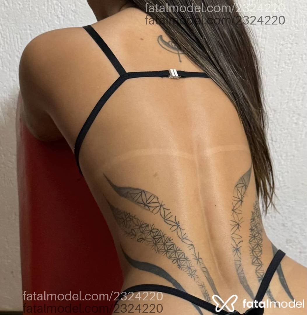 Acompanhante mulher com cabelo castanho de olhos castanhos - Lua