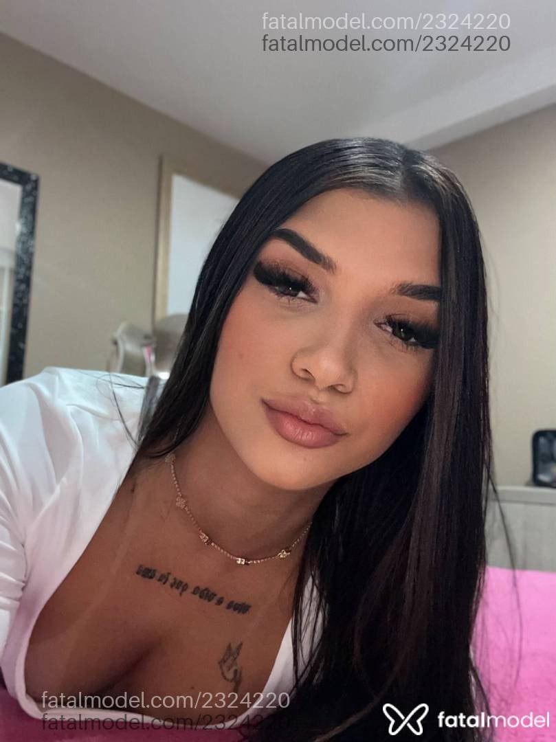 Acompanhante mulher com cabelo castanho de olhos castanhos - Lua