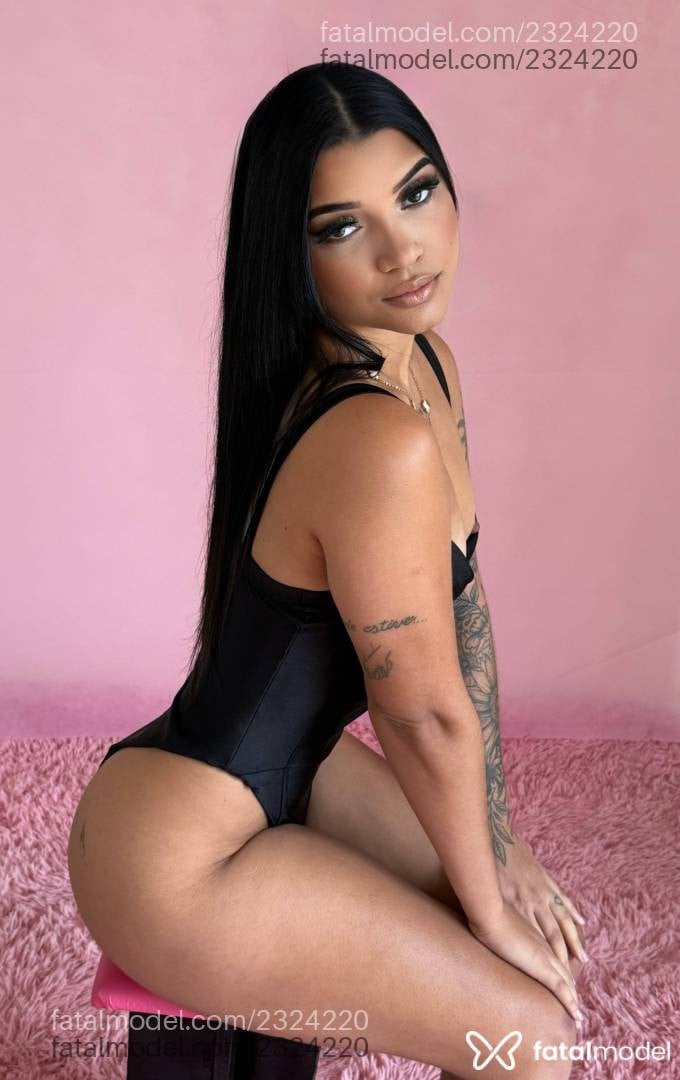 Acompanhante mulher com cabelo castanho de olhos castanhos - Lua