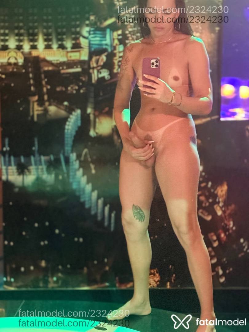 Acompanhante mulher trans com cabelo castanho de olhos pretos - Pâmela
