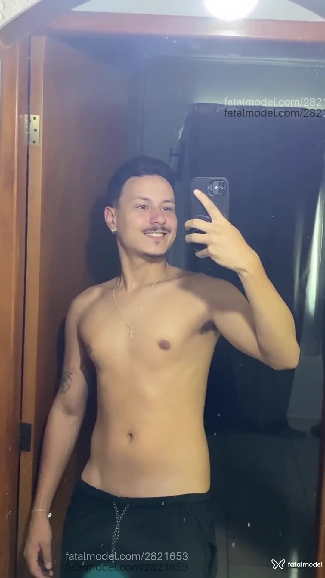Acompanhante homem com cabelo castanho de olhos castanhos - Gabriel Acompanhante homem com cabelo castanho de olhos castanhos - Gabriel