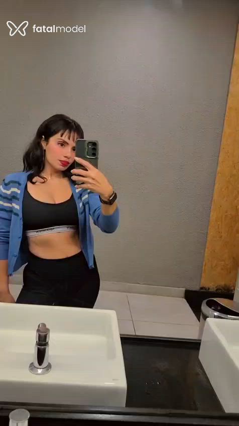 Acompanhante mulher com cabelo castanho de olhos castanhos - Helena Querino