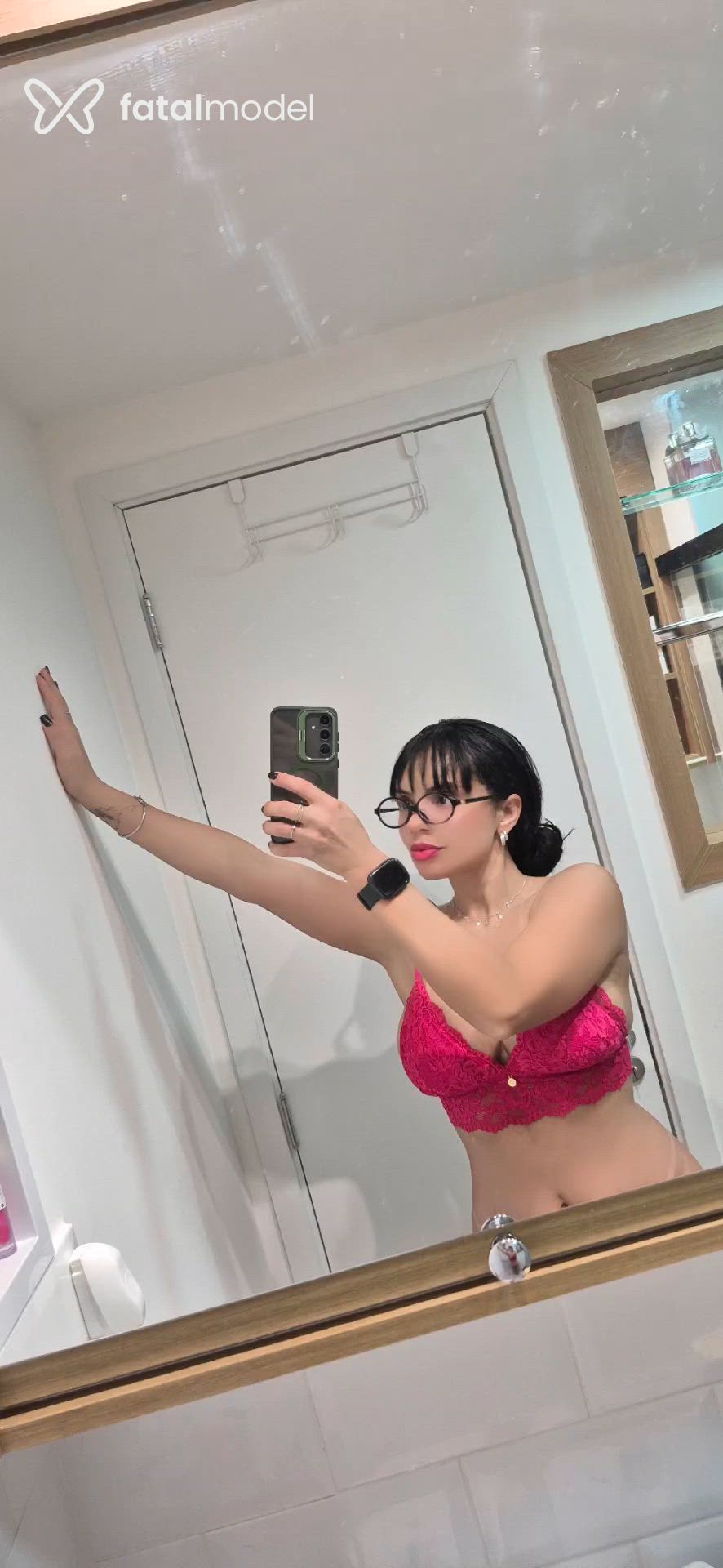 Acompanhante mulher com cabelo castanho de olhos castanhos - Helena Querino