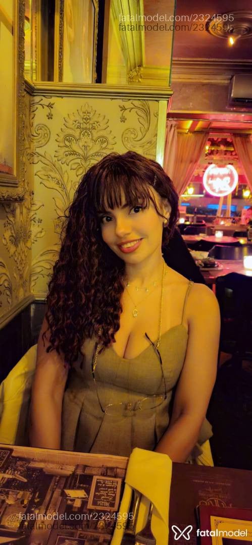 Acompanhante mulher com cabelo castanho de olhos castanhos - Helena Querino