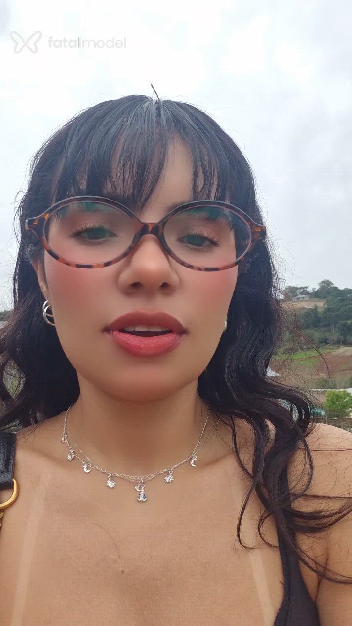 Acompanhante mulher com cabelo castanho de olhos castanhos - Helena Querino