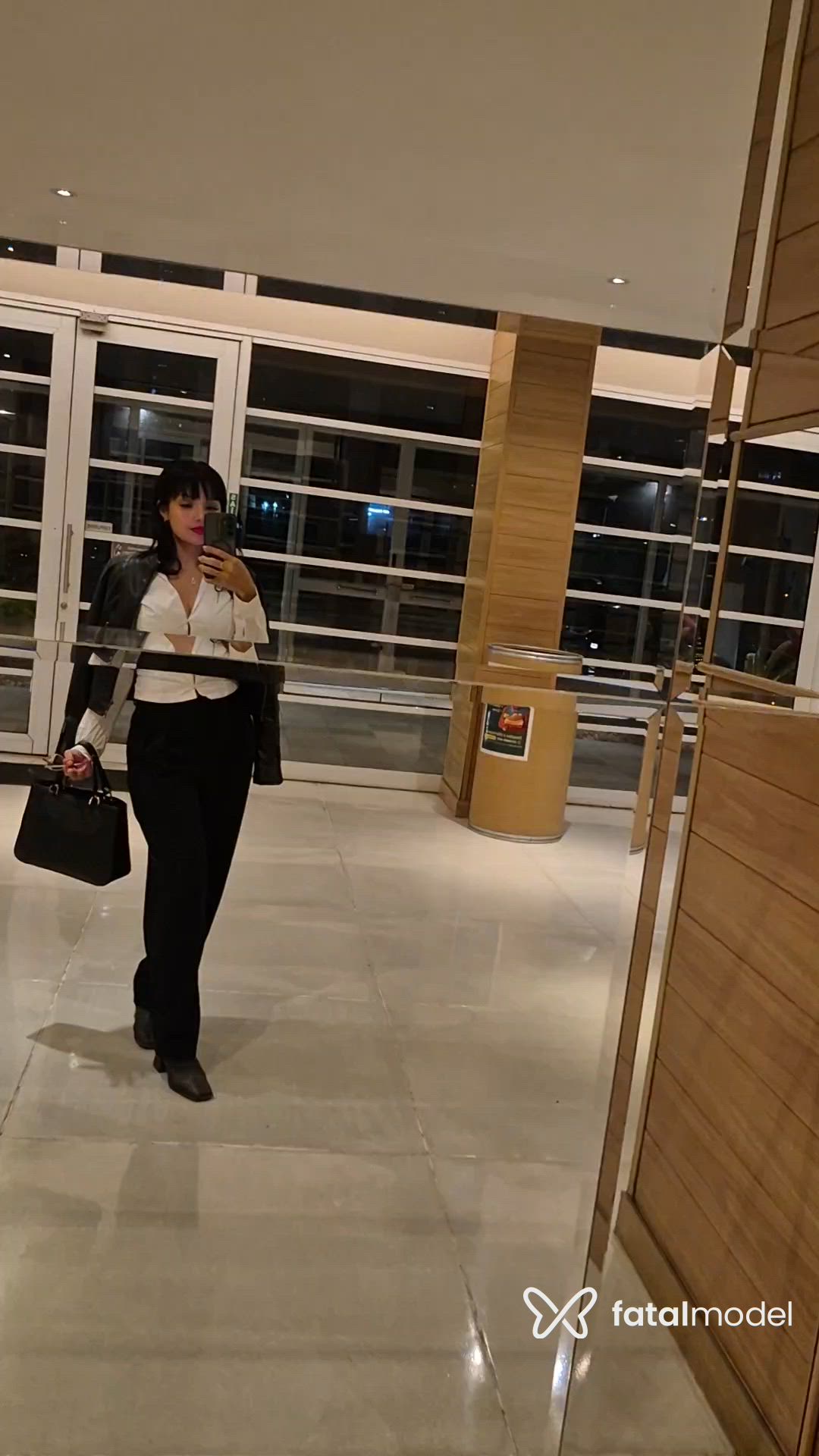 Acompanhante mulher com cabelo castanho de olhos castanhos - Helena Querino
