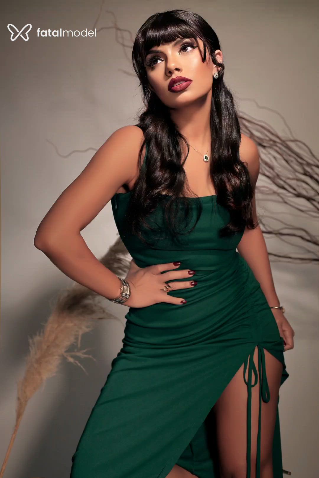 Acompanhante mulher com cabelo castanho de olhos castanhos - Helena Querino