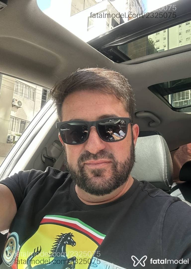 Acompanhante homem com cabelo castanho de olhos castanhos - Ricardo