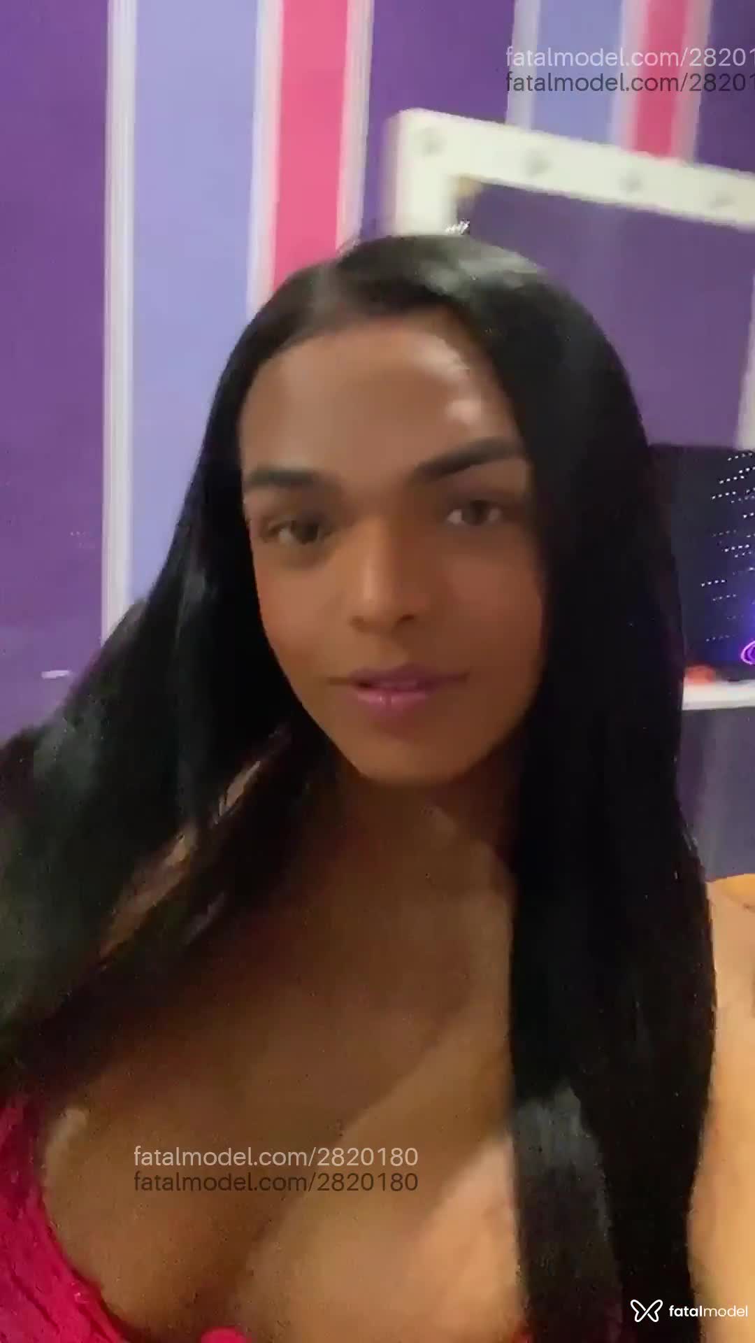 Acompanhante mulher trans morena (o) de olhos castanhos em Duque de Caxias Acompanhante mulher trans morena (o) de olhos castanhos em Duque de Caxias - Mimi Morena