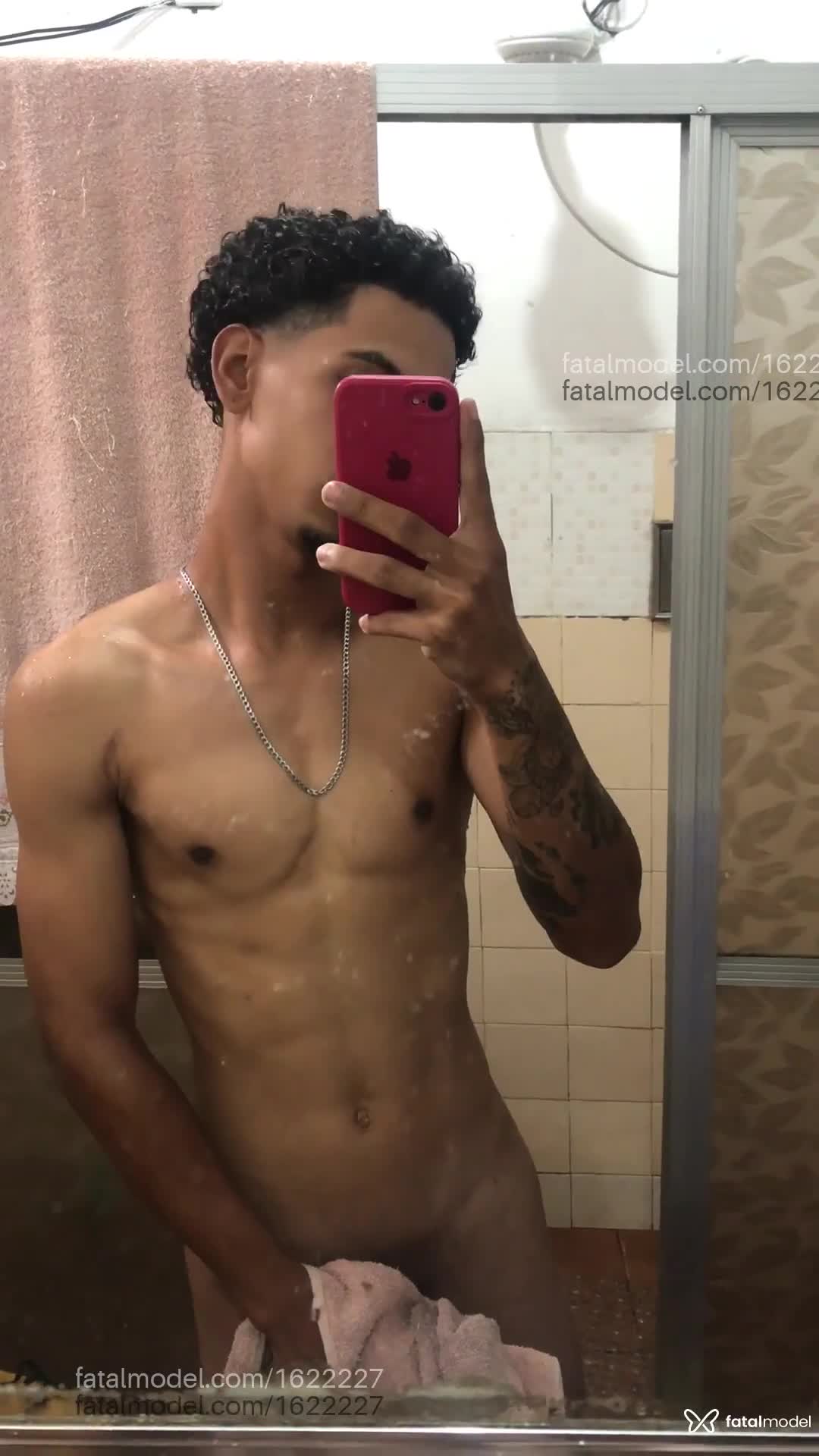 Acompanhante homem com cabelo castanho de olhos pretos - Ferreira