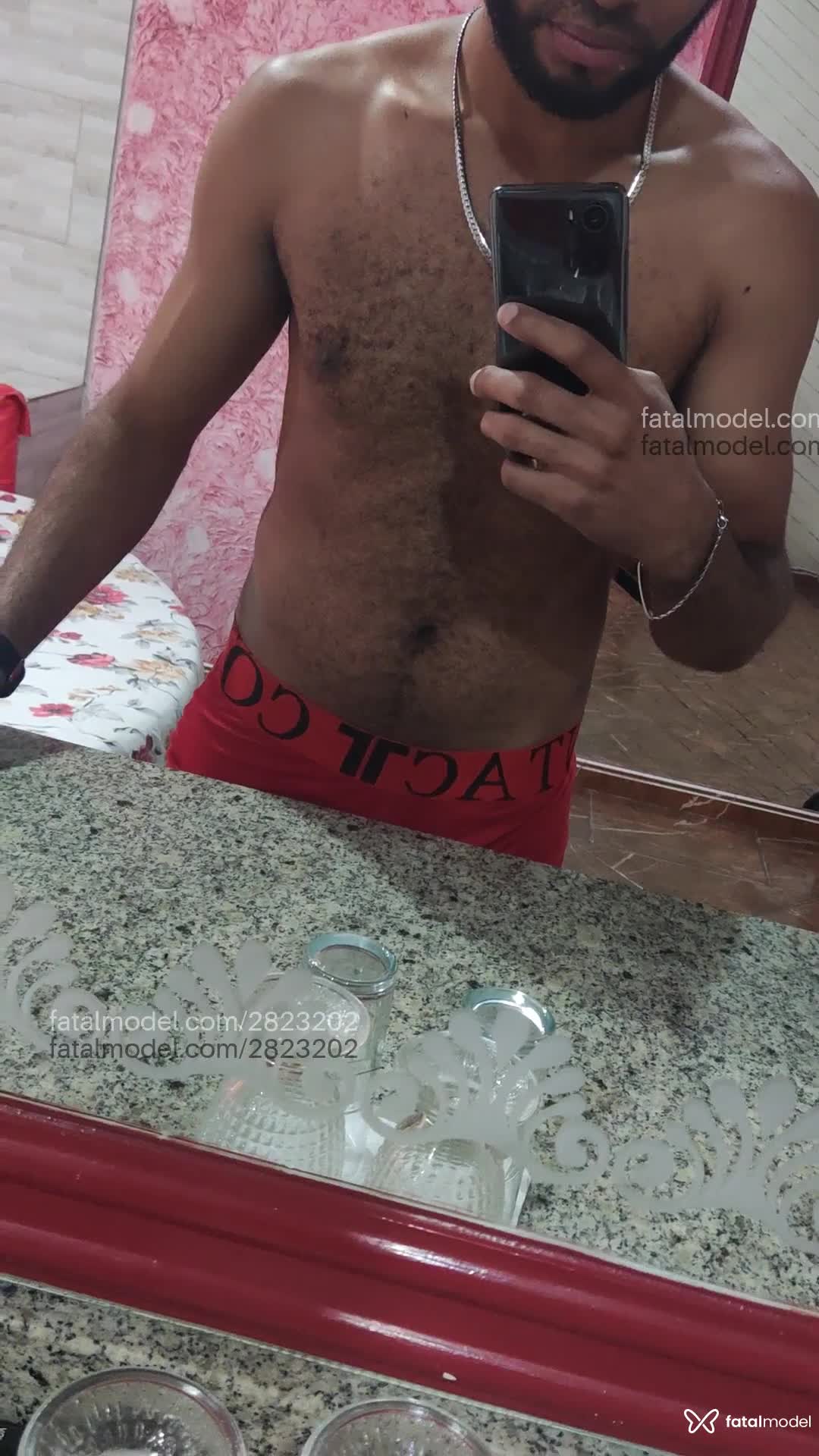 Acompanhante homem morena (o) de olhos castanhos em Virtual - Diamantenegro